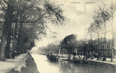 2145 Gezicht op de Stadsbuitengracht te Utrecht uit het zuiden; rechts enkele huizen aan de Rijnkade.